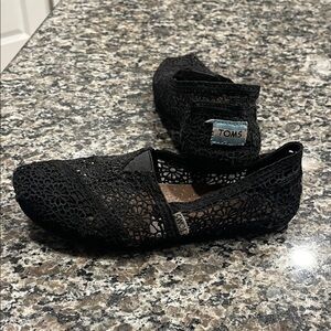 TOMS Women's Black Floral Lace Flats